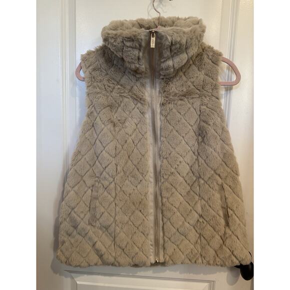 Carmen Marc Valvo Medium Faux Fur Vest Beige NWT - Picture 2 of 10